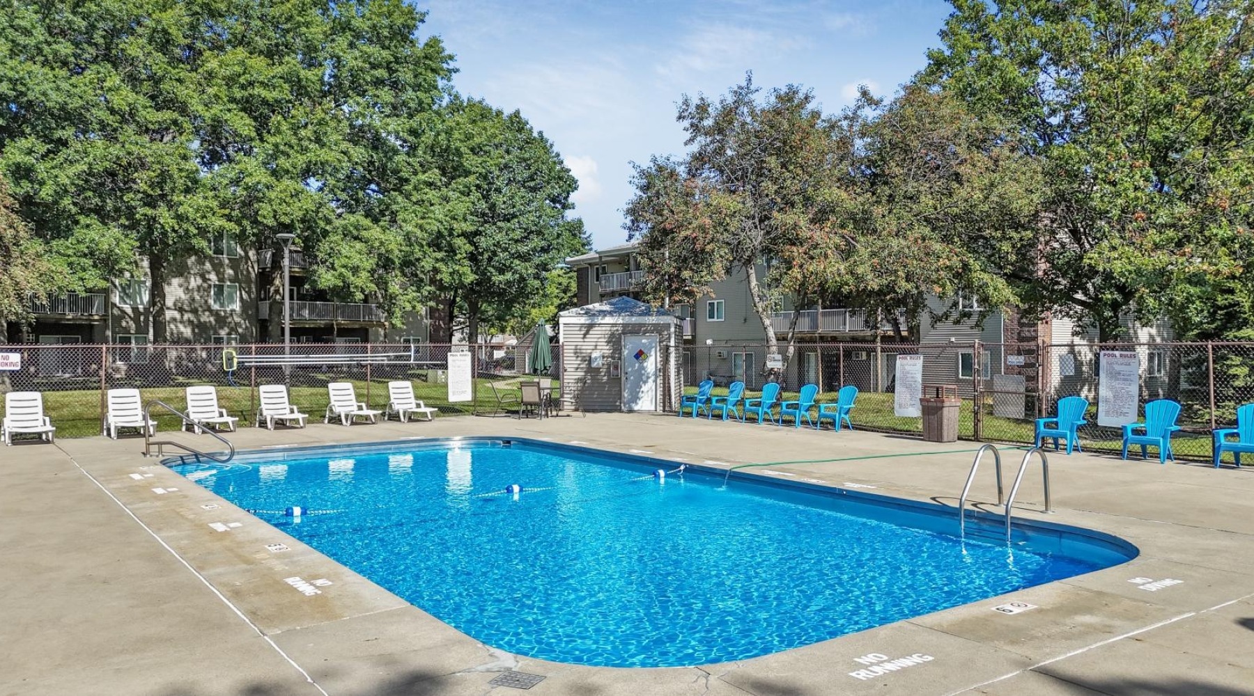 Swimming pool with seating